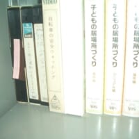 本物の学校職員室をタイムカプセルのように覗き見る感覚