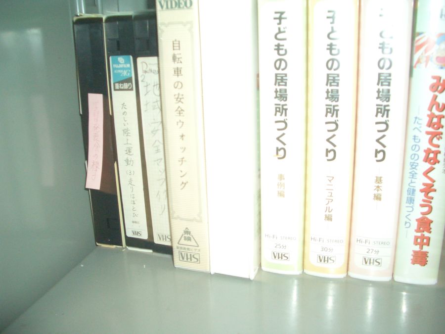 本物の学校職員室をタイムカプセルのように覗き見る感覚