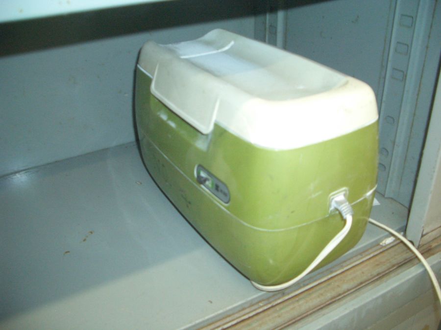 本物の学校職員室をタイムカプセルのように覗き見る感覚