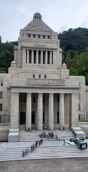 国会議事堂模型1939年創業50周年記念 身長7cmの高市首相が国会議事堂に！東武ワールドスクウェアの小