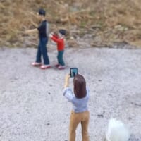 ピサの斜塔でトリックアート写真の撮影に励む人形