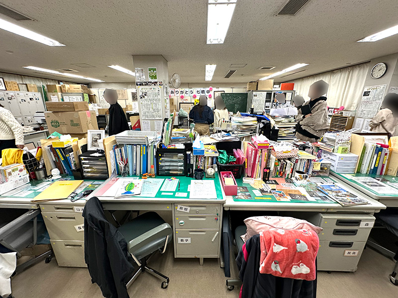 リアルな熱気ただよう「あの職員室」の風景