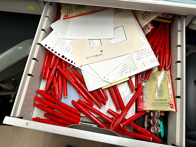 先生の人となりが見えるデスク