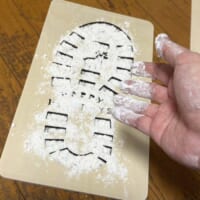 木板を床に置いて、小麦粉をさらさらっとふりかける