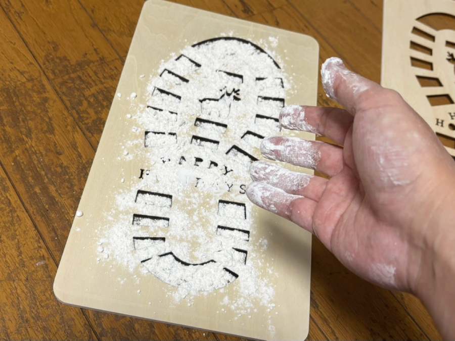 木板を床に置いて、小麦粉をさらさらっとふりかける