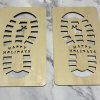 サンタクロースの足型がくり抜かれた二枚の木板