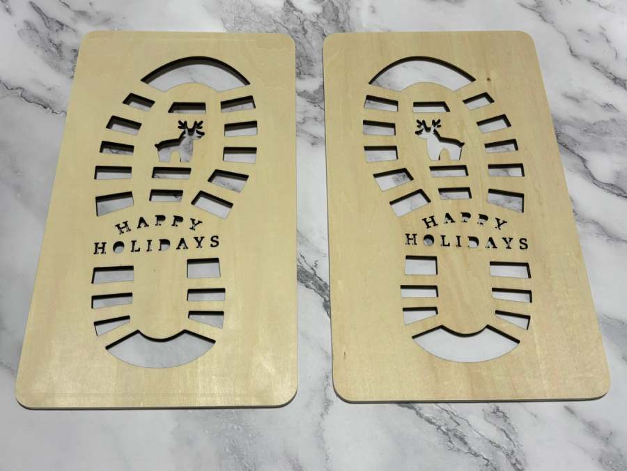 サンタクロースの足型がくり抜かれた二枚の木板