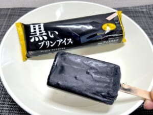 これが“プリン味”だってさ　衝撃ビジュのローソン限定「黒いプリンアイス」を実食