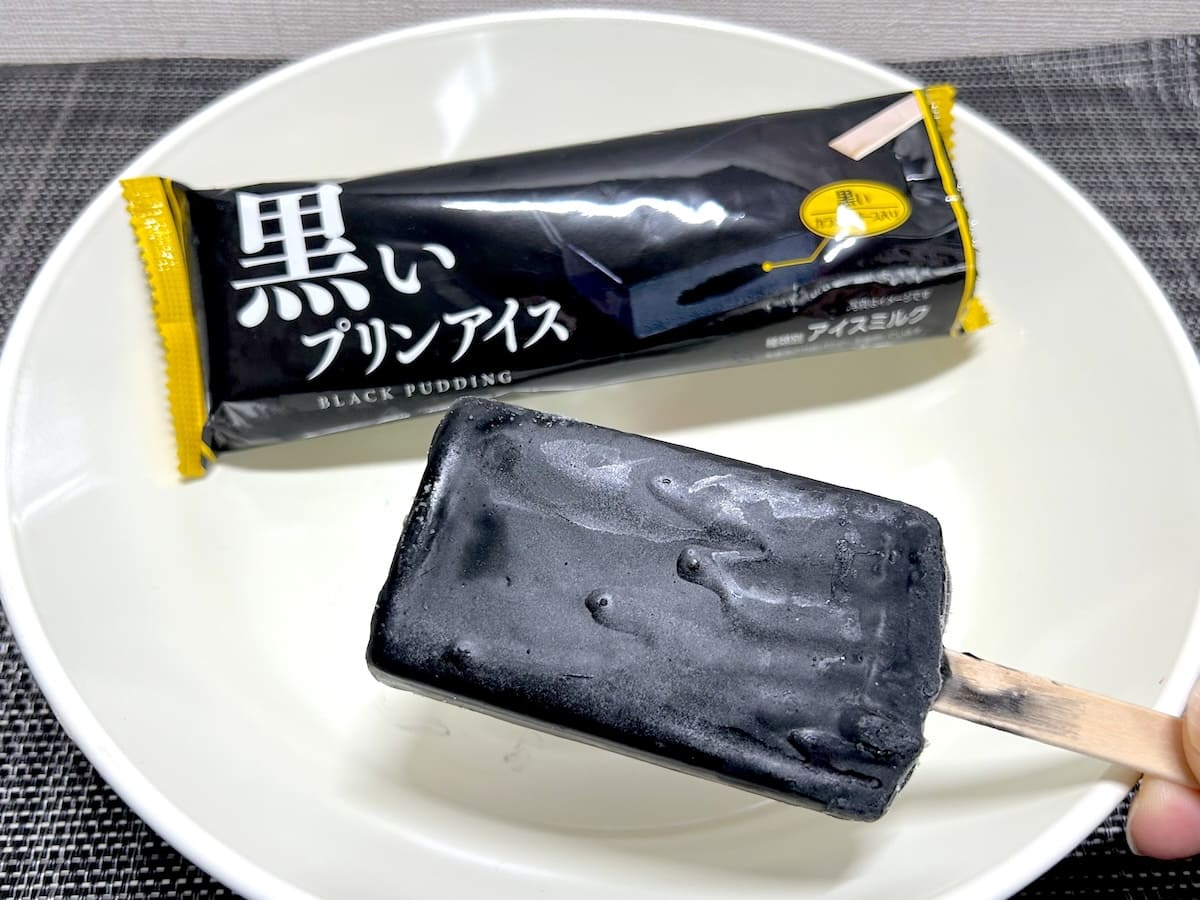 これが“プリン味”だってさ　衝撃ビジュのローソン限定「黒いプリンアイス」を実食