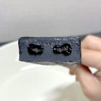 中には黒いカラメルソース