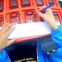 部品の加工、仕分け、組み立てなどの工程をヘッドマウンドカメラで収録