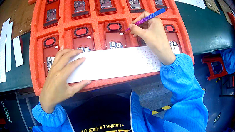 部品の加工、仕分け、組み立てなどの工程をヘッドマウンドカメラで収録