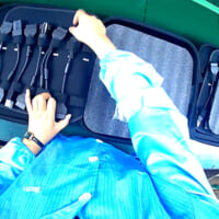 職人たちの熟練した手さばきを眺める映像としても楽しめる