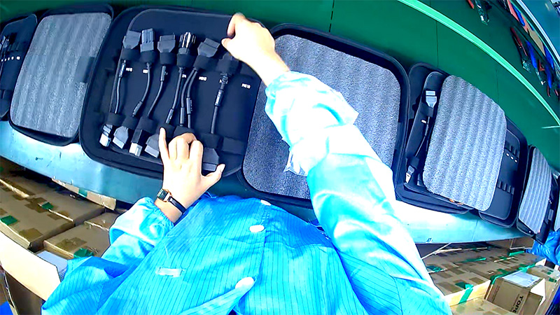 職人たちの熟練した手さばきを眺める映像としても楽しめる