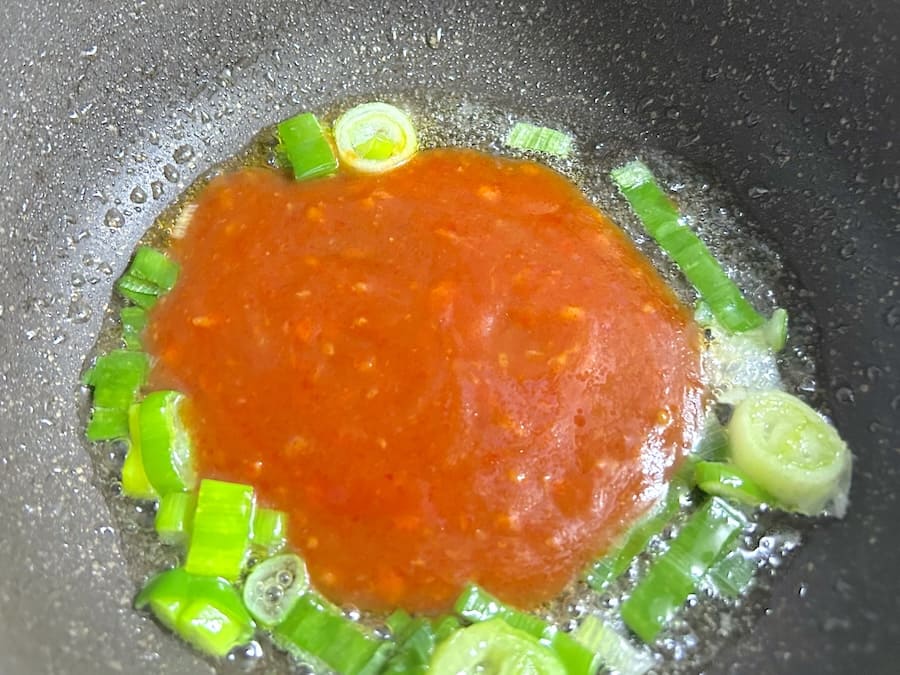 チリソースを入れる