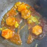 パイの実をソースで絡める