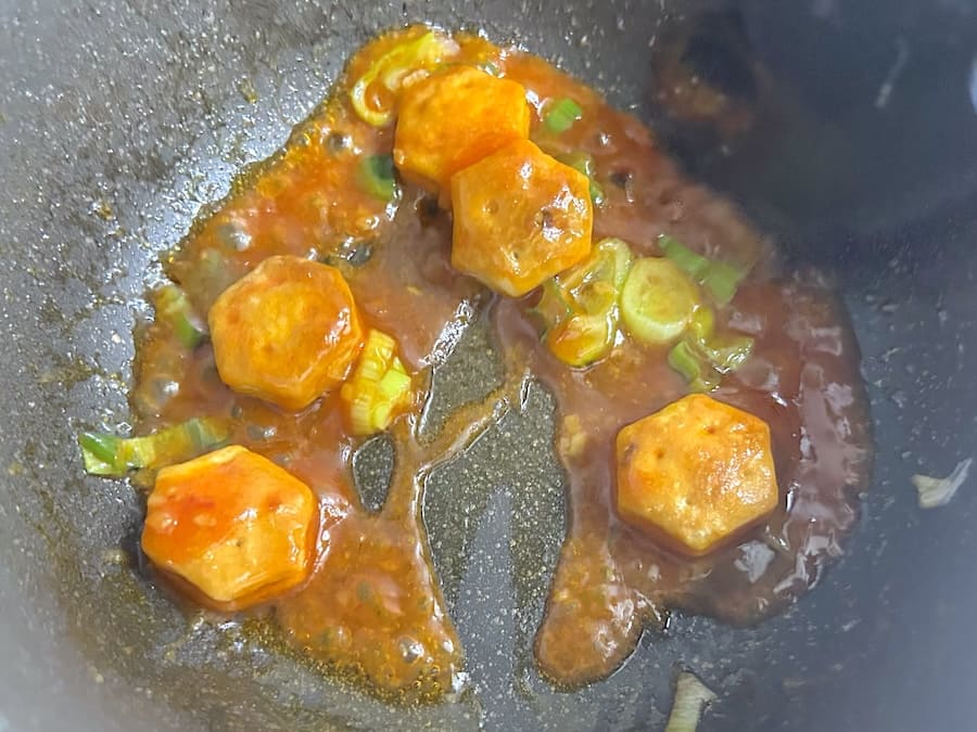 パイの実をソースで絡める