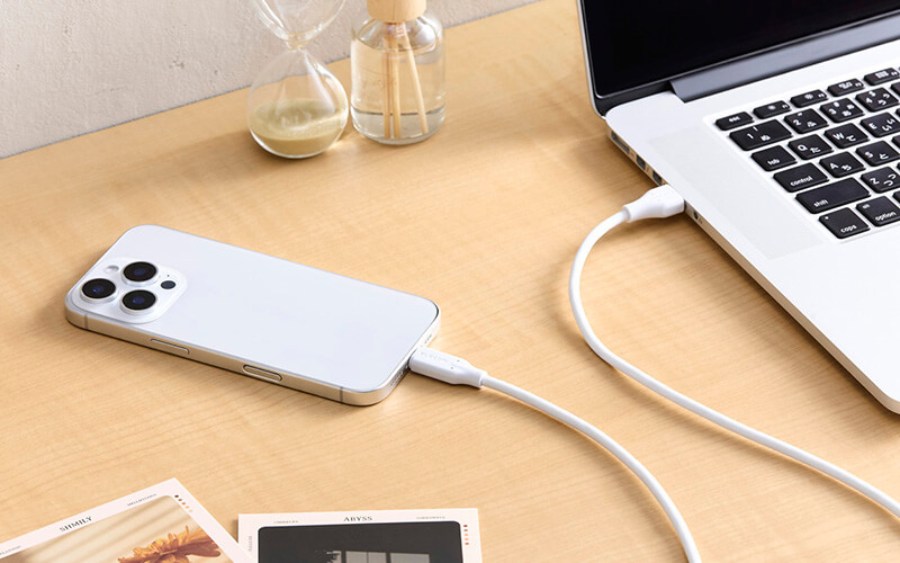 いずれもUSB2.0（最大480Mbps）のデータ転送に対応しており、写真や動画の移動にも使用可能