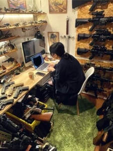 仕事をする妻が武器商人にしか見えない?とあるXユーザーの自宅の“秘密”が最高だった