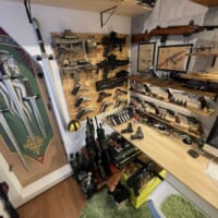 無数の武器や剣が置かれた部屋
