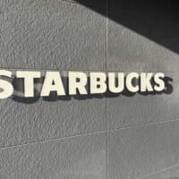 発売日当日の朝、さっそくスターバックスへ向かいました