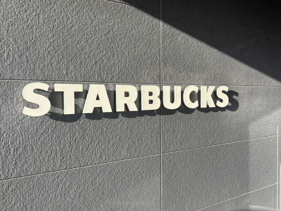 発売日当日の朝、さっそくスターバックスへ向かいました