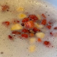 表面にはなにやら果肉のようなものがプカプカと