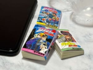 豆ガシャ本「ジョジョの奇妙な冒険」実物レビュー 極小サイズで各部の始まりを収録