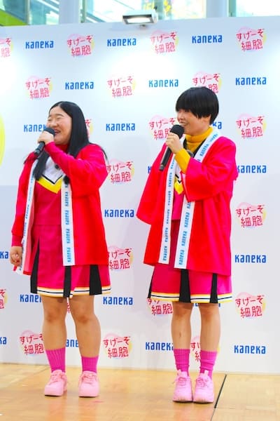 チアリーダー姿で登場