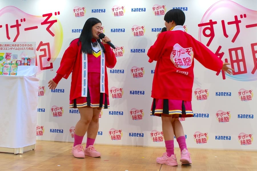 チアリーダー衣装で回転