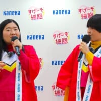 質問に答える2人