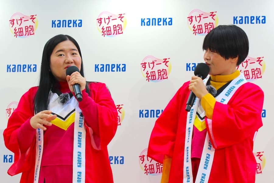 質問に答える2人