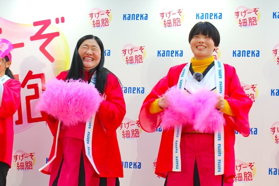 ポンポンを手にしたガンバレルーヤ