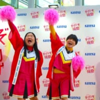 応援をするガンバレルーヤ