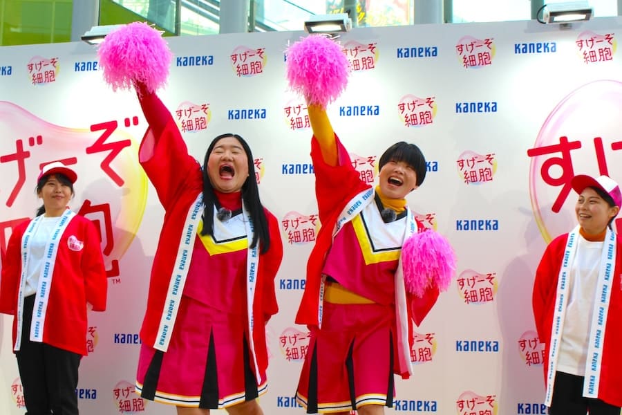 応援をするガンバレルーヤ