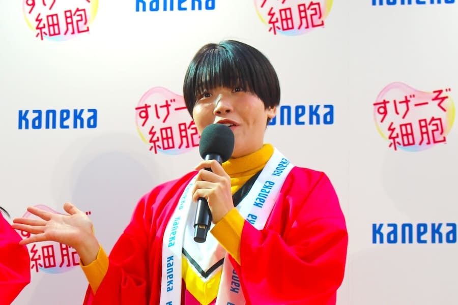 代表質問に答えるまひるさん