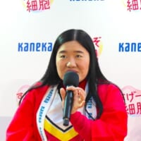 代表質問に答えるよしこさん