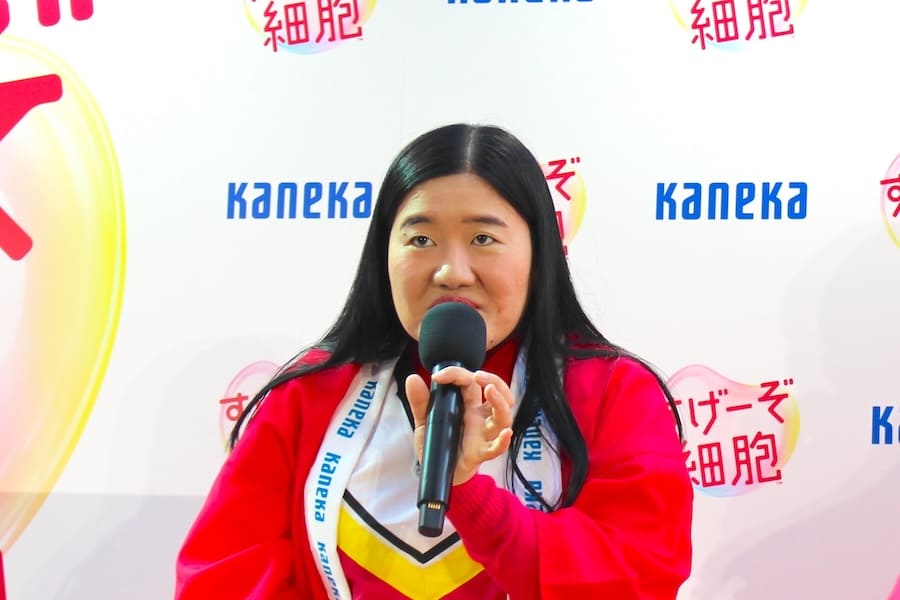 代表質問に答えるよしこさん