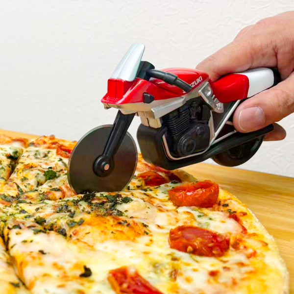 SUZUKI「KATANA」型ピザカッターに1000個限定の新色レッド登場 通販サイトで予約開始