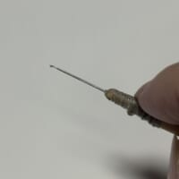 先端を削った針