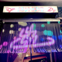 入口にはLEDディスプレイの「のれん」