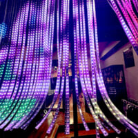 入口にはLEDディスプレイの「のれん」