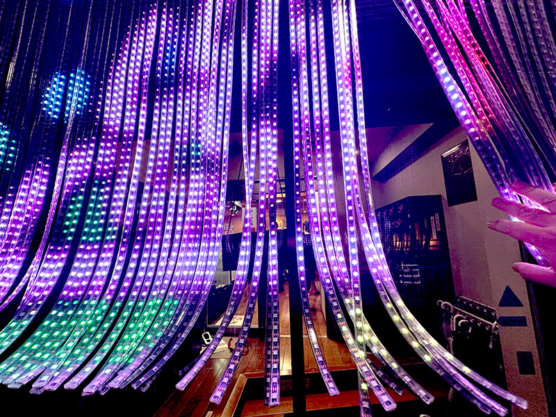 入口にはLEDディスプレイの「のれん」