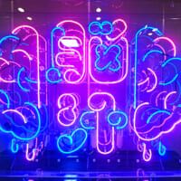 「脳汁銭湯」のネオンサイン