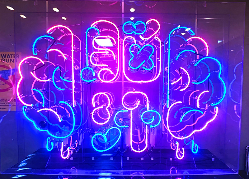 「脳汁銭湯」のネオンサイン