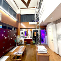 「脳汁銭湯」脱衣場の風景。舞台で使うトラスが鎮座しているほかは一見普通