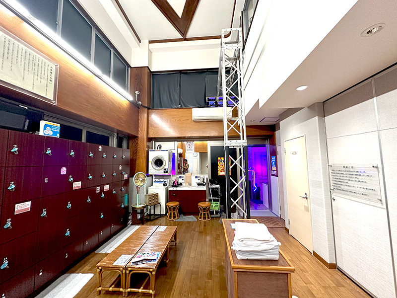 「脳汁銭湯」脱衣場の風景。舞台で使うトラスが鎮座しているほかは一見普通