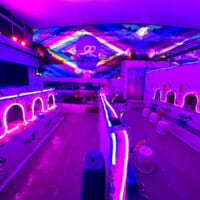 ブラックライトの中に極彩色のネオンが光る浴室