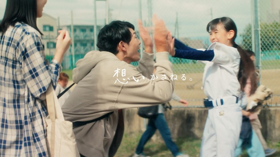 CMでは、日常の中にある小さな優しさや、誰かを想う気持ちが言葉を超えて伝わっていく様子を描写