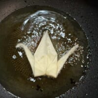 春巻きを揚げた後の残った油にそのまま投入